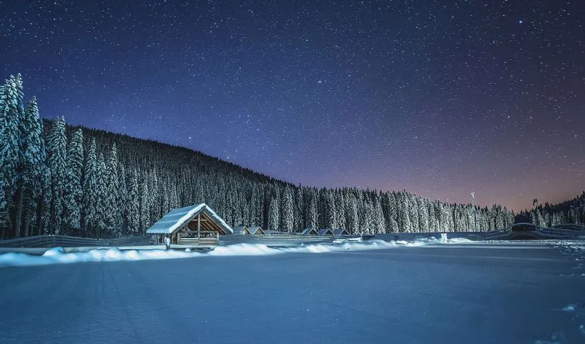 Winterhäuschen nachts in Pokljuka, Slowenien
