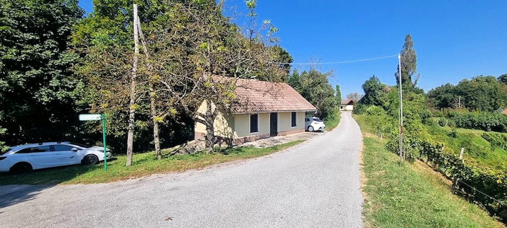 Blick auf das Haus von der Straße aus