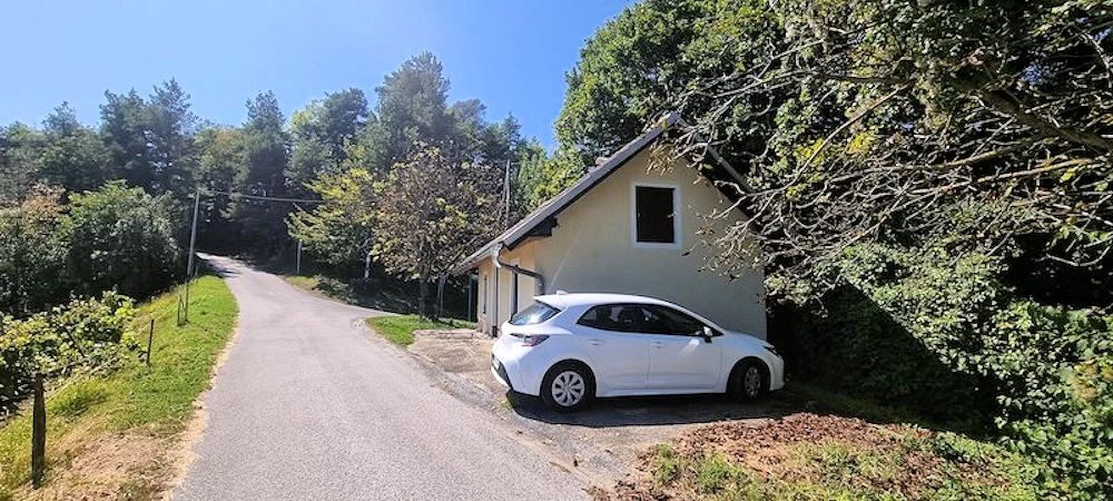 Zwei Parkplätze seitlich am Haus