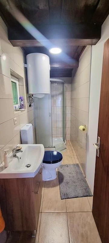 Badezimmer, Toilette und Dusche