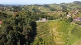 Luftaufnahme von Haus und Weinbergen