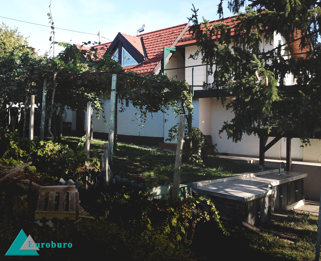 Pflanzenpergola und Grillplatz (Freiluftküche)