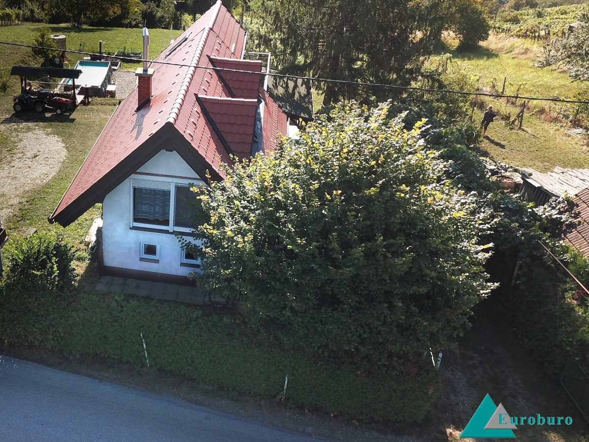 Drohnenansicht der Straßenseite