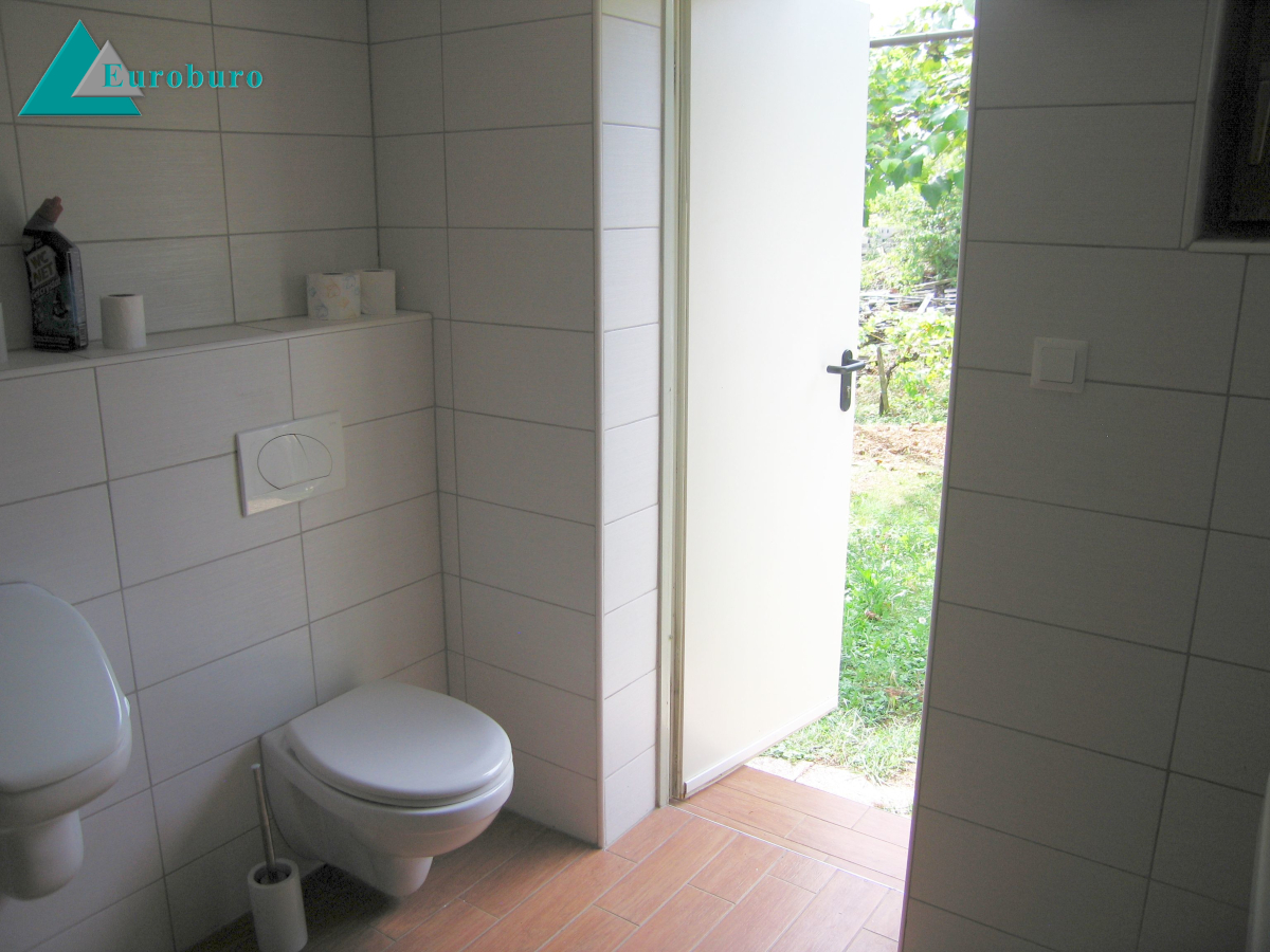 Bad/WC mit zusätzlichem Ausgang zum Garten