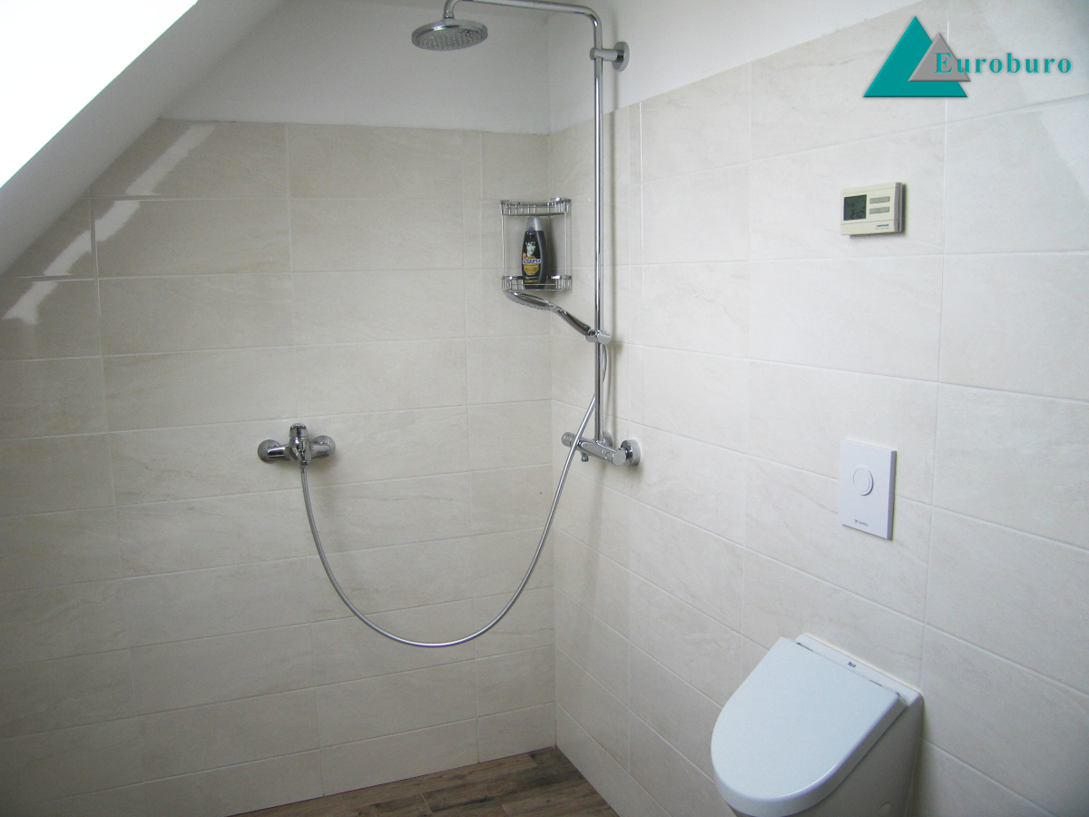 Dusche in der Dachgeschosswohnung