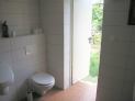 Bad/WC mit zusätzlichem Ausgang zum Garten