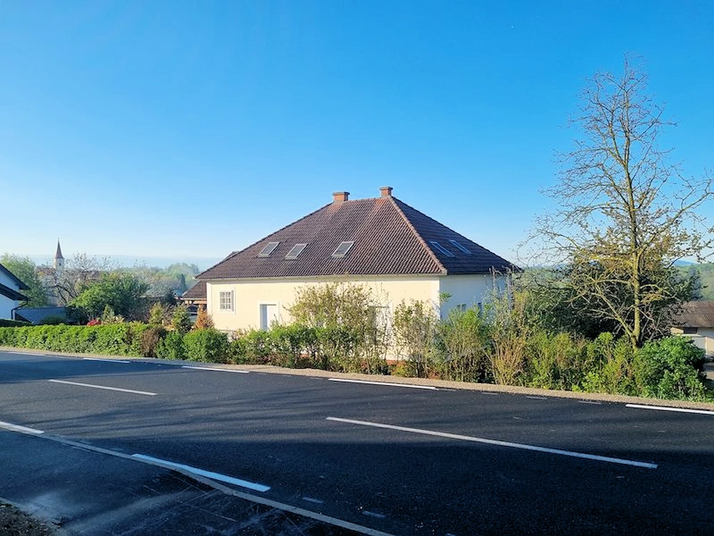 Blick vom Haus auf die Straße