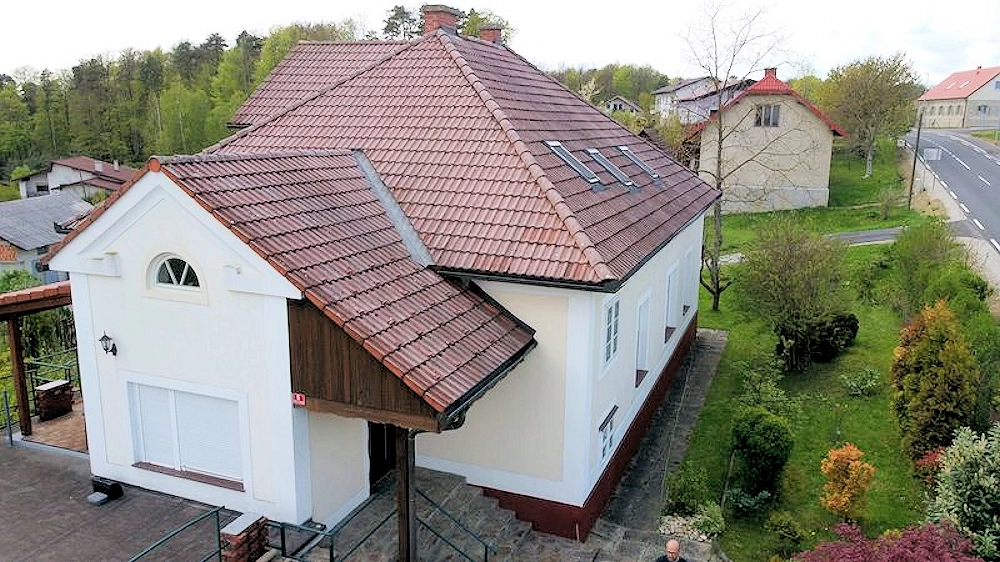 Luftaufnahme des Hauses von Osten