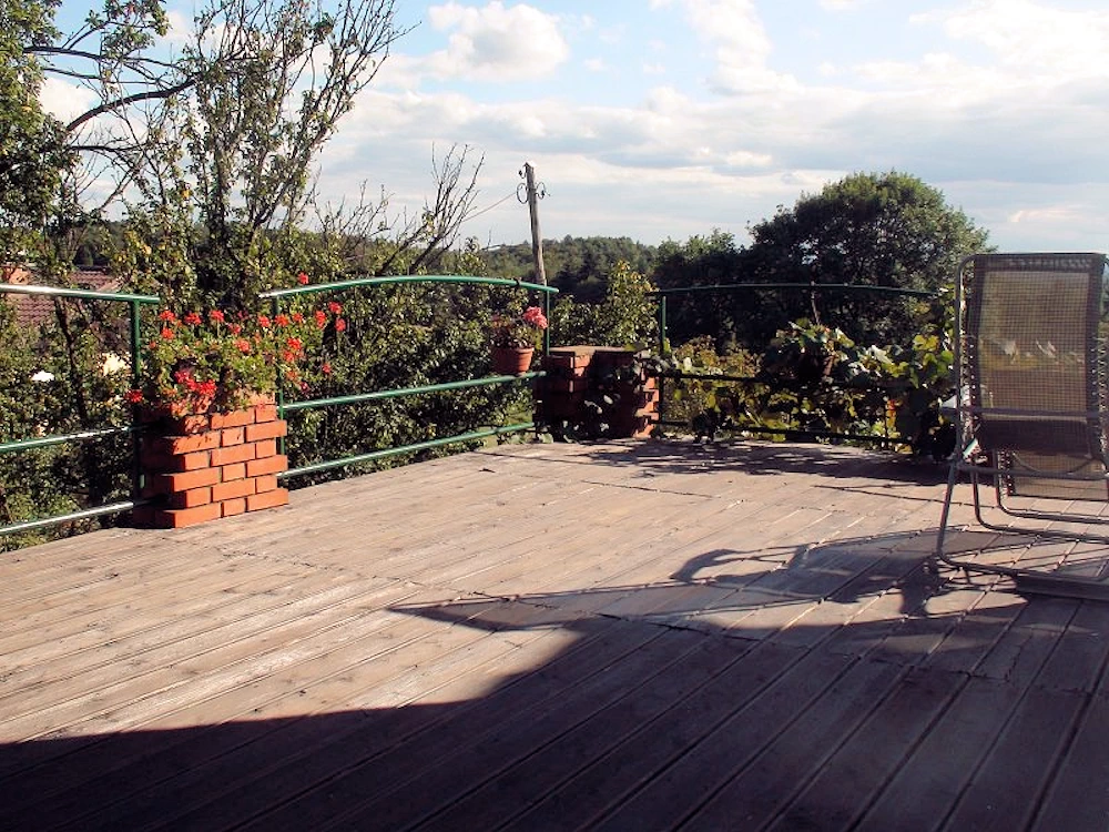 Von der großen Terrasse hat man einen herrlichen Blick auf die Umgebung