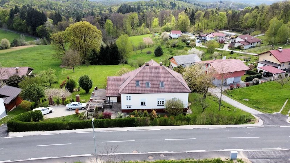 Luftaufnahme des Grundstücks von Norden aus gesehen, mit der Villa im Vordergrund und dem Garten und Hain im Hintergrund