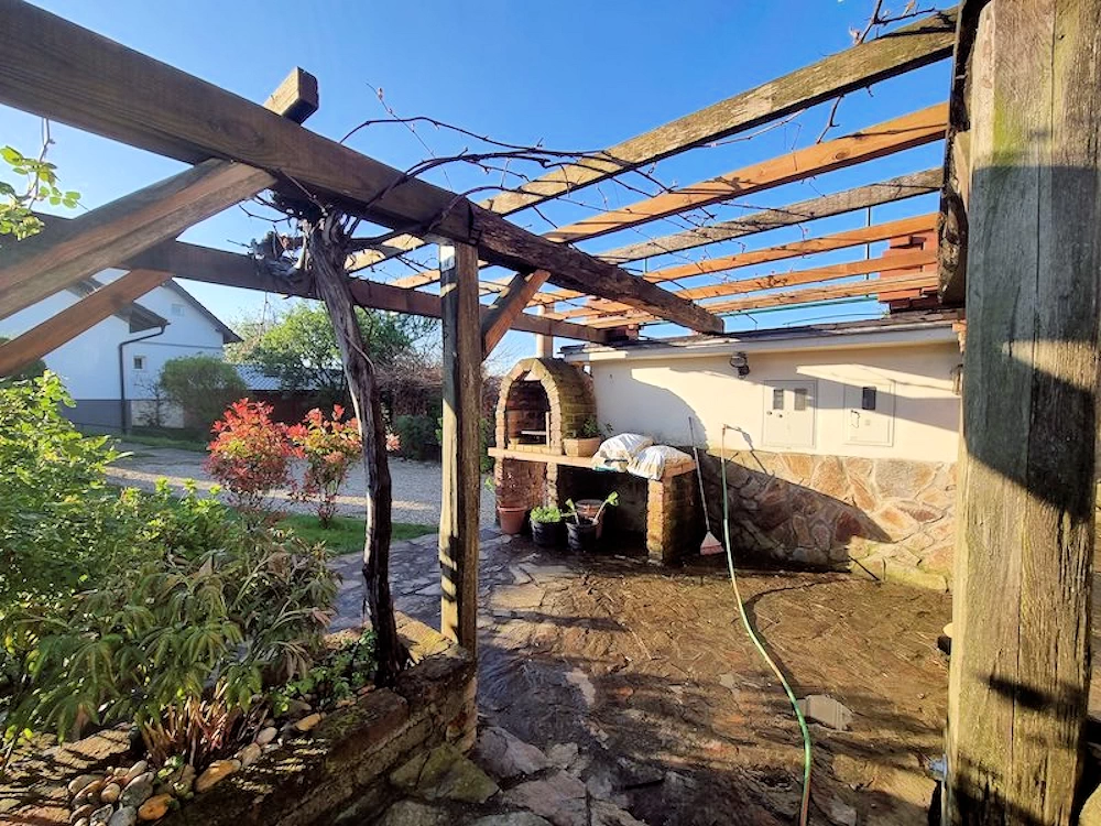 Terrasse mit Grillstation und viel Platz für Gäste