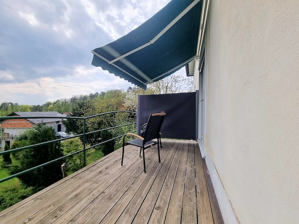 Der Balkon im ersten Stock bietet einen herrlichen Blick auf das Grundstück
