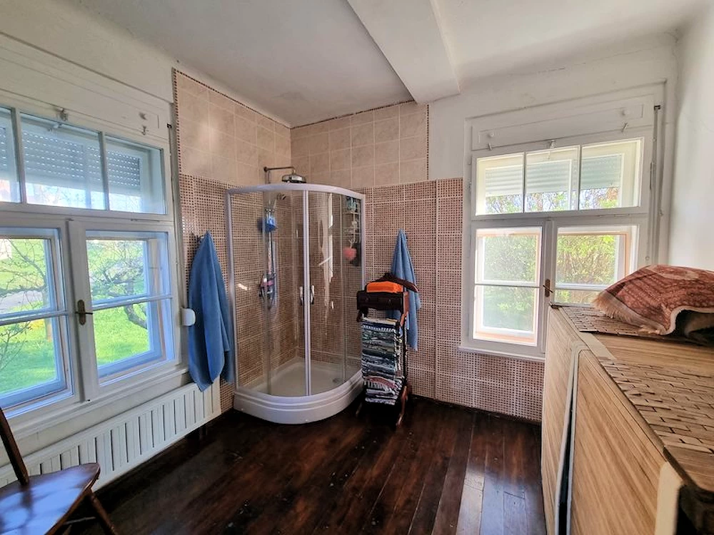 Geräumiges Badezimmer